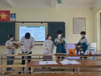 Học viên Trung tâm GDNN-GDTX Đông Hưng, Hưng Yên trong giờ học thực hành sơ cấp nghề Thú y.