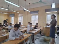 Làm thủ tục dự thi tại Điểm thi Trường THPT Nguyễn Du - Thanh Oai (Hà Nội).