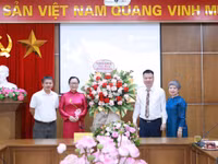 Thứ trưởng Nguyễn Thị Quyên Thanh thay mặt lãnh đạo Bộ GD&ĐT tặng hoa chúc mừng Báo Giáo dục và Thời đại.