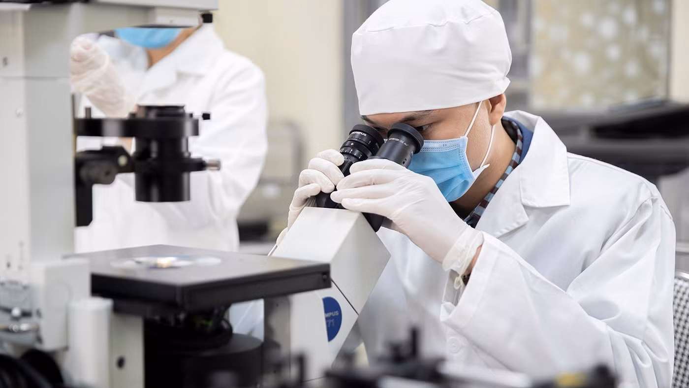 Các nhà khoa học nghiên cứu trong phòng lab của Đại học Quốc gia Hà Nội. Ảnh: VNU