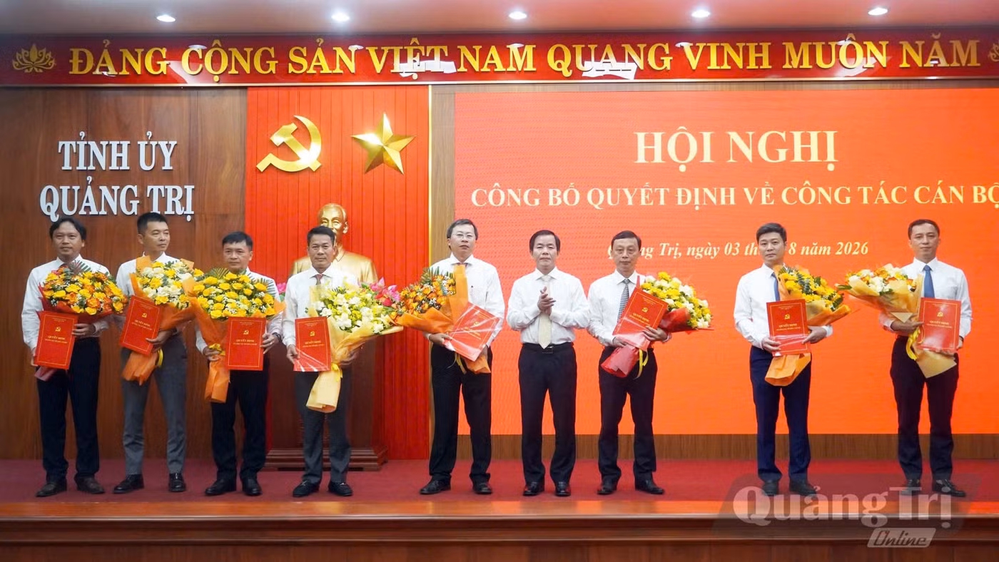 Ông Nguyễn Văn Phương, Bí thư Tỉnh ủy trao quyết định bổ nhiệm lãnh đạo các đơn vị. Ảnh: Báo Quảng Trị