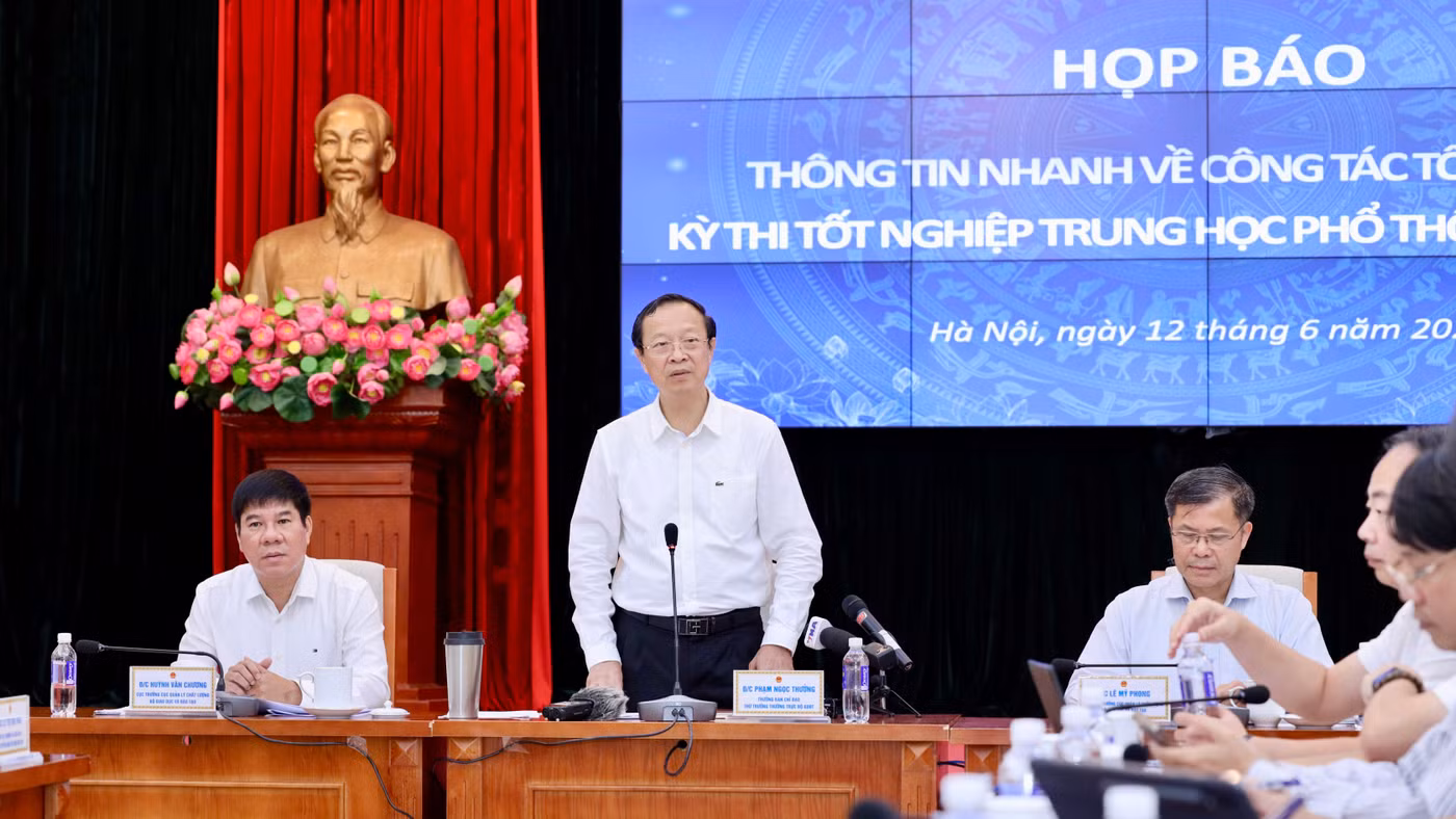 Thứ trưởng Thường trực Phạm Ngọc Thưởng chủ trì họp báo.