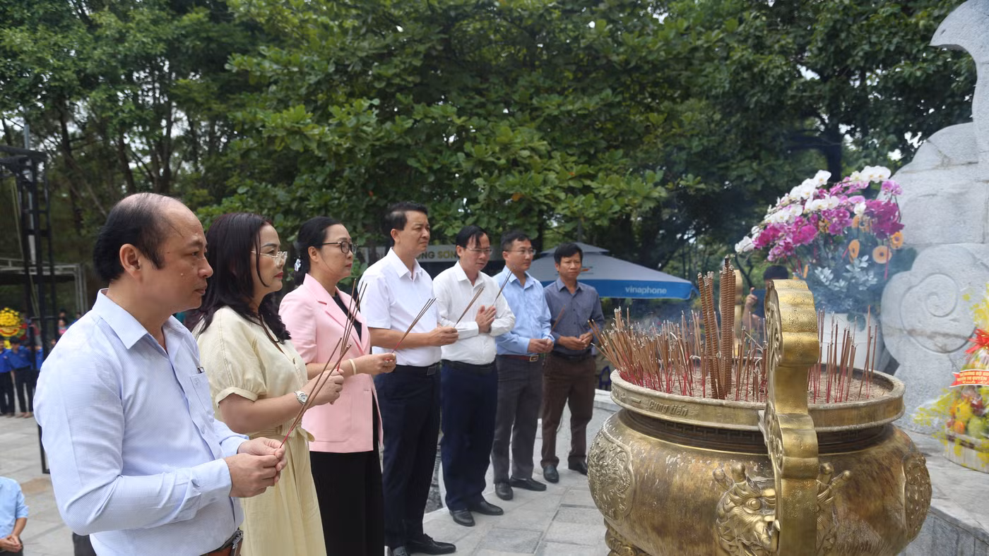 Thứ trưởng Bộ GD&ĐT Nguyễn Thị Quyên Thanh đến viếng, dâng hương tri ân tại Thành cổ Quảng Trị, Nghĩa trang Liệt sĩ quốc gia Trường Sơn.
