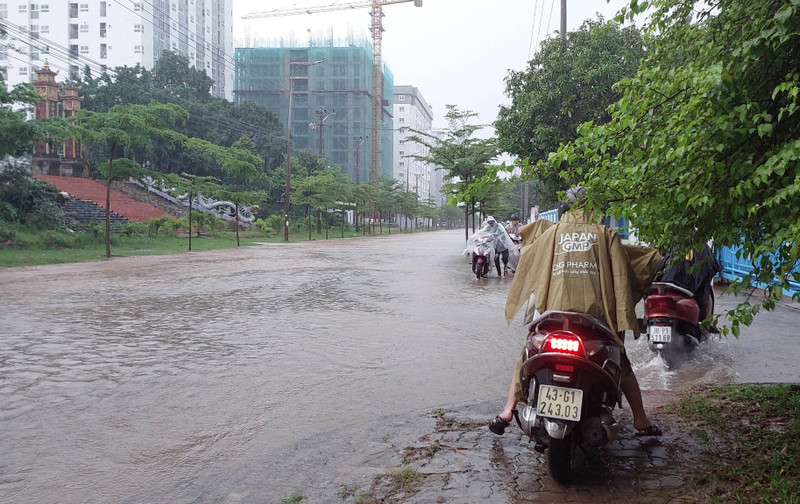 Nhiều tuyến đường ở Đà Nẵng lại bị ngập nước sau trận mưa lớn