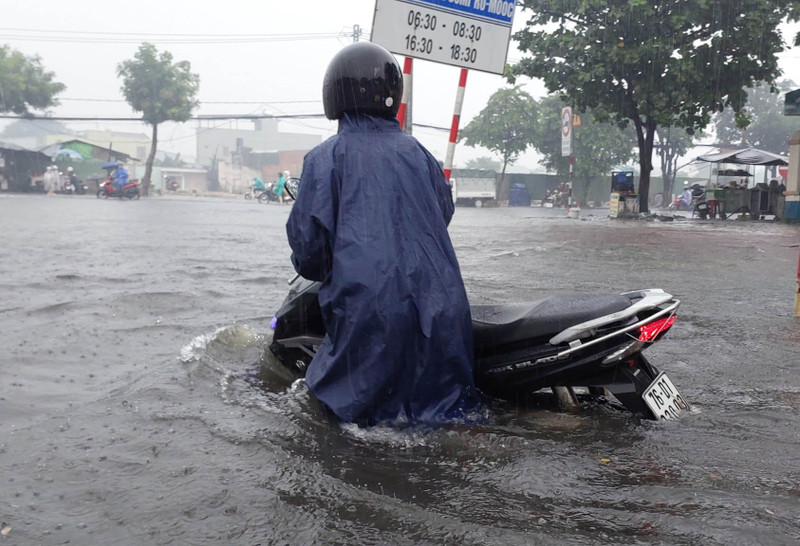 Nhiều tuyến đường ở Đà Nẵng lại bị ngập nước sau trận mưa lớn