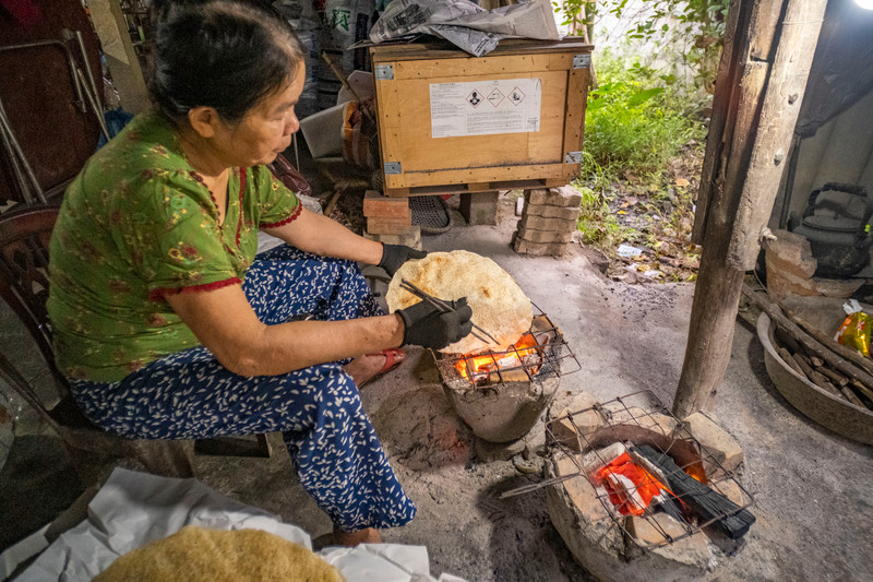 Làng nghề bánh tráng Túy Loan Đà Nẵng ‘đỏ lửa’ xuyên đêm vào dịp Tết