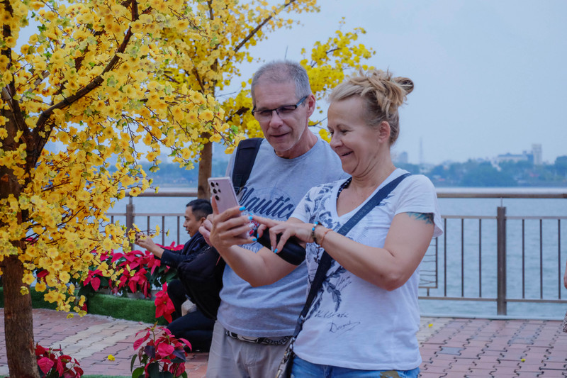 Người dân, du khách xúng xính váy áo ‘check-in’ đường hoa Xuân Đà Nẵng