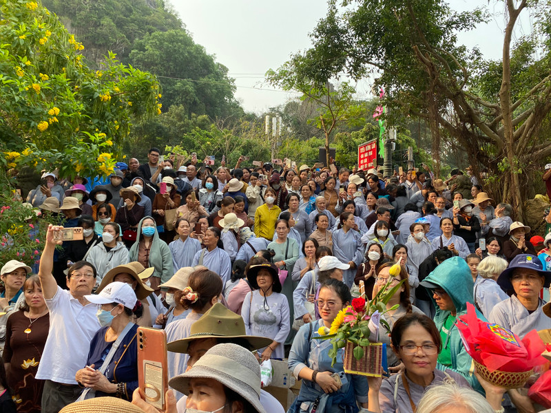 Hàng ngàn du khách chen chân dự lễ hội Quán Thế Âm