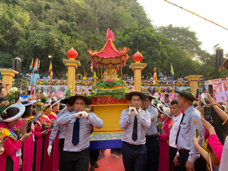 Hàng ngàn du khách chen chân dự lễ hội Quán Thế Âm