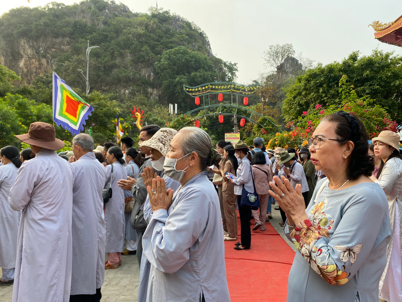 Hàng ngàn du khách chen chân dự lễ hội Quán Thế Âm