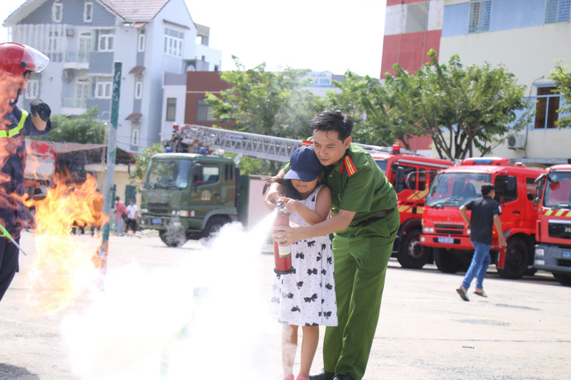 Học sinh Đà Nẵng được 'cầm tay chỉ việc' cách thoát hiểm khi hỏa hoạn