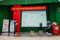 Nhóm WIST.M đang thuyết trình về dự án “Công cụ hỗ trợ nhổ đậu cho nông dân ở vùng Túy Loan” tại cuộc thi Dự án kỹ thuật phục vụ cộng đồng - EPICS 2025.