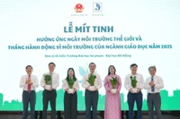 Đại diện Đại học Đà Nẵng và Trường Đại học Sư phạm tặng cây lưu niệm cho các đại biểu tham dự Lễ mít tinh. Ảnh: Bích Thủy.