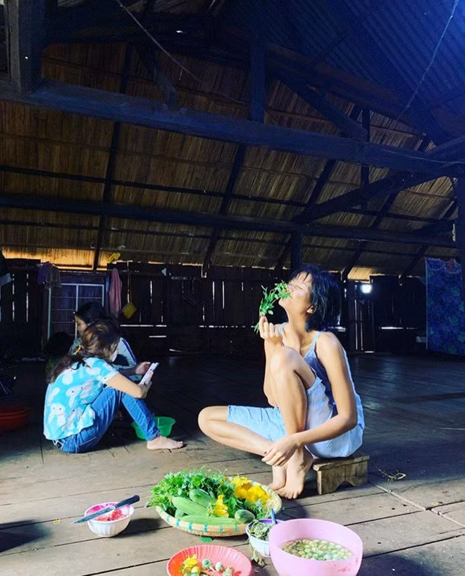 hoa hau h'hen nie ua nuoc mieng, thay "suong va da" khi khoe mam com dai khach o que - 10