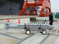 1280px-U.S.NAVY_AGM-154_JSOW_&_GBU-24B_INERT_PAVEWAY_Ⅲ.jpg