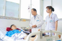 Bác sĩ thăm khám cho bệnh nhân. 