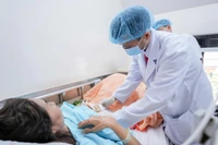 Bác sĩ thăm khám cho bệnh nhân trước khi xuất viện về quê đón Tết. 