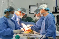 Ê-kíp thực hiện phẫu thuật.