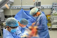 Ê kíp thực hiện phẫu thuật.