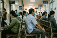 Người dân xếp hàng chờ khám bệnh. (Ảnh minh họa)