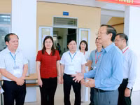 Thứ trưởng Phạm Ngọc Thưởng kiểm tra công tác chuẩn bị thi tốt nghiệp THPT tại Ninh Bình.