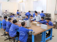 Học sinh thực hành trên hệ thống thiết bị điện công nghiệp tại cơ sở đào tạo nghề ở Ninh Bình. Ảnh: BNB