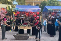 Phần thi giã bánh dày.