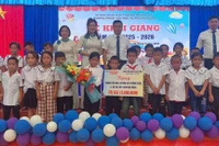 Đại diện Ban Giám hiệu Trường PTDTBT TH&THCS Sá Tổng cùng đại diện giáo viên và học sinh có hoàn cảnh khó khăn tiếp nhận các phần quà từ Báo Giáo dục và Thời đại, Nhóm Thiện nguyện Hoa Hoàng.