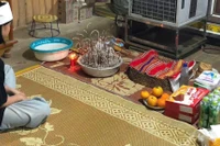 Thí sinh Quàng Thị Nga thắp nén tâm nhang viếng bố trước giờ đi thi tốt nghiệp THPT.