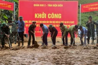Các đại biểu thực hiện nghi thức khởi công.