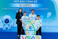 Bà Phạm Thị Hà - Hiệu trưởng Trường Tiểu học Kim Đồng chụp ảnh lưu niệm cùng HLV và các thành viên đội tuyển.