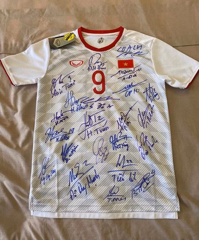 Văn Toàn đấu giá áo số 9 ủng hộ chiến dịch chống COVID-19