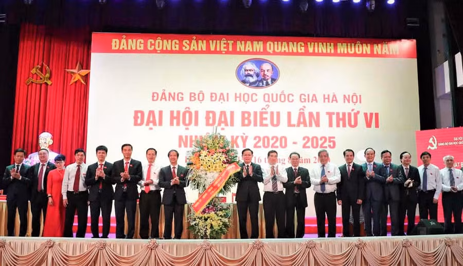 Bí thư Thành ủy Hà Nội Vương Đình Huệ tặng hoa chúc mừng Đại hội