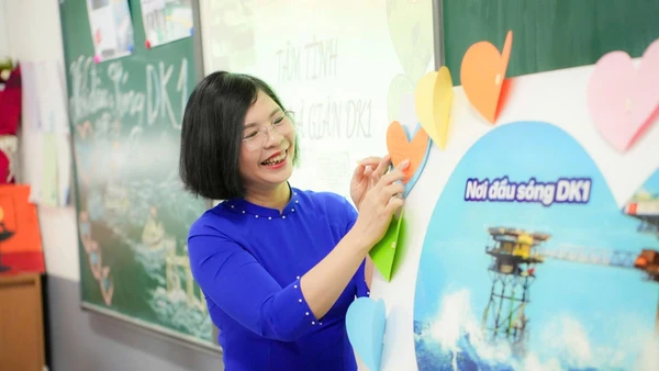 Cô Lã Bích Nga, giáo viên môn Ngữ văn Trường Liên cấp Việt - Úc Hà Nội đang chuẩn bị cho tiết học "Tìm hiểu về nhà giàn DK1".