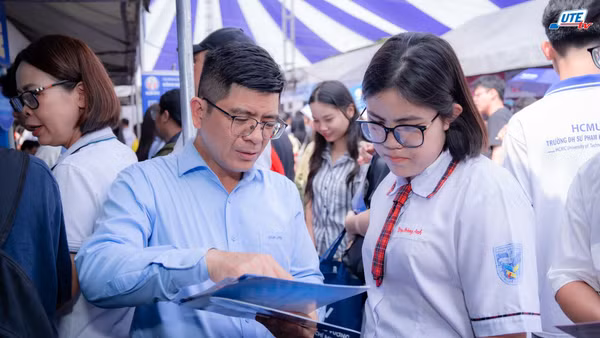 Học sinh tìm hiểu thông tin tại Trường Đại học Công nghệ Kỹ thuật TPHCM. Ảnh: HCMUTE. 