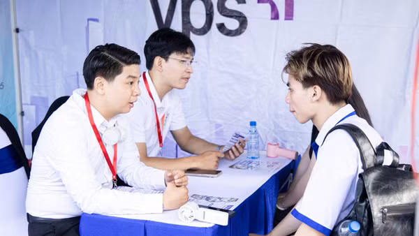 Sinh viên tìm kiếm cơ hội việc làm tại Ngày hội tuyển dụng của Trường Đại học Tài chính - Marketing. Ảnh: UFM. 
