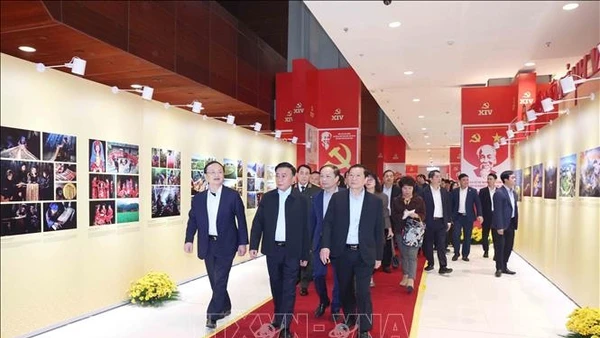 Thường trực Ban Bí thư Trần Cẩm Tú kiểm tra Khu trưng bày các ấn phẩm xuất bản tại Đại hội.