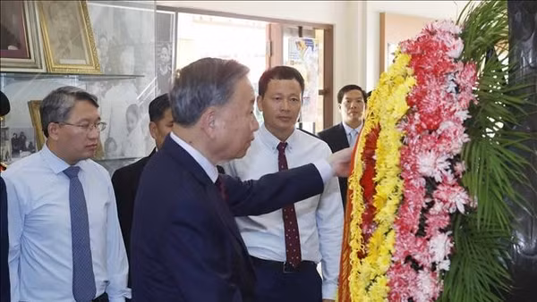 Tổng Bí thư, Chủ tịch nước Tô Lâm dâng hoa tưởng niệm Bác Hồ tại Khu di tích Chủ tịch Hồ Chí Minh ở tỉnh Udon Thani. Ảnh: Thống Nhất/TTXVN.