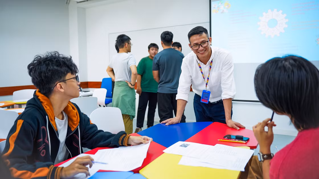 Sinh viên Trường Đại học Quản lý và Công nghệ TPHCM trong giờ học. Ảnh: NTCC