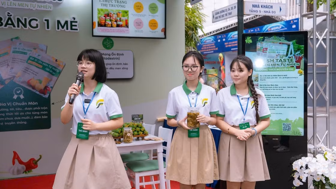 Nhóm học sinh thuyết trình về dự án “Fresh Taste” tại cuộc thi. Ảnh: Đình Tuệ