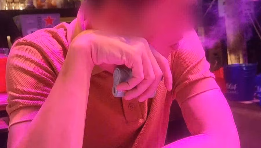 Nhiều thanh thiếu niên chứng tỏ bản thân bằng thuốc lá điện tử mà không biết tác hại của thuốc lá điện tử không kém gì so với thuốc lá điếu thông thường.