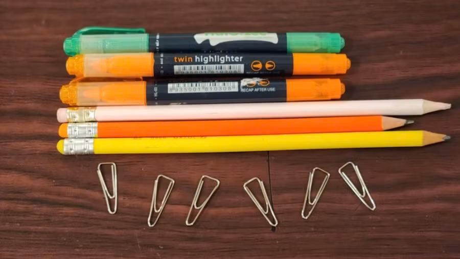 Một số dấu hiệu và triệu chứng về chứng OCD như giữ đồ đạc thật gọn hay theo một thứ tự đặc biệt, sợ vi trùng, lo lắng về tình dục…