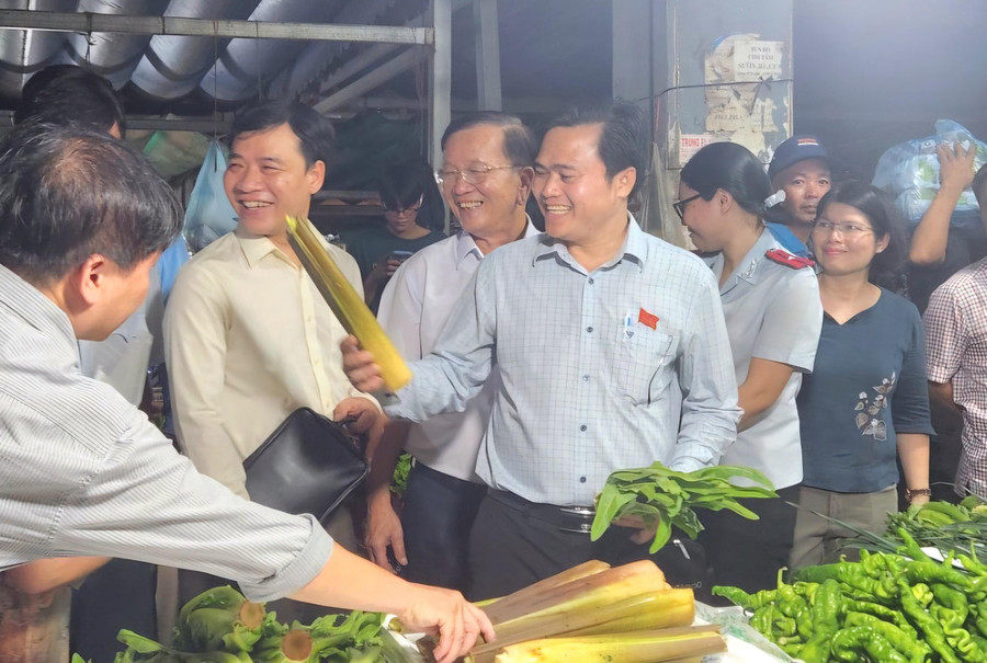 Thành viên Đoàn giám sát "thiết tha" gặp chủ sạp vì mấy chục năm lần đầu nghe và cầm tận tay "củ nước". cho dau moi nong san thu duc 5.jpg