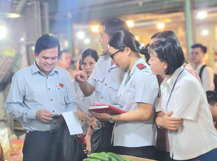 Trong số các sạp được kiểm tra đột xuất, rất ít các sạp có đủ giấy tờ nguồn gốc và chủ tại sạp. cho dau moi nong san thu duc 3.jpg