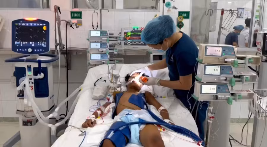 Bé trai 13 tuổi bị sét đánh ngưng tim, ngưng thở được các bác sĩ Bệnh viện Nhi đồng Đồng Nai cứu sống. 
