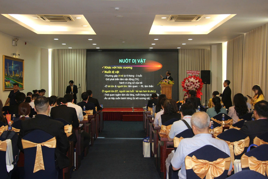 Hơn 300 đại biểu tham dự hội nghị. 28914216819f3cc1658e.jpg