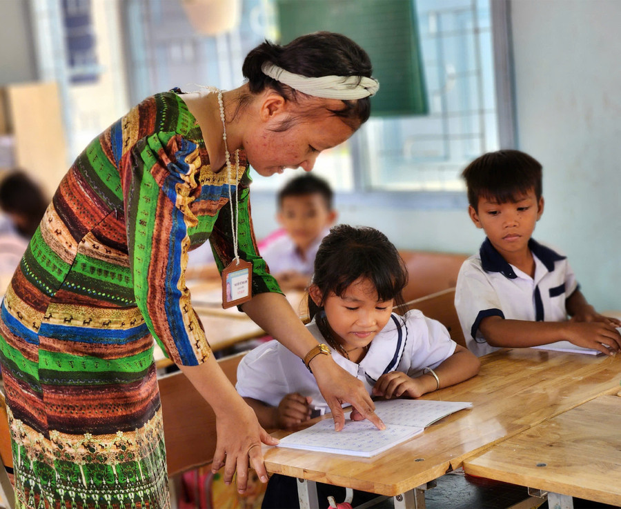 Cô Nguyễn Nữ Phi Linh - Giáo viên dạy tiếng Chăm - Trường TH Phan Thanh 1 (tỉnh Bình Thuận).