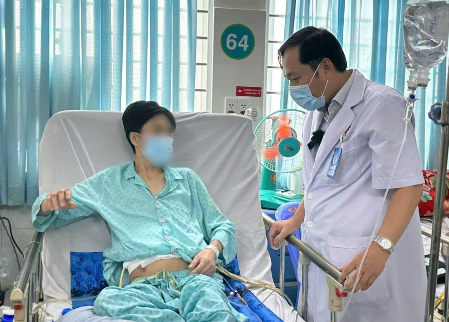 TS.BS Nguyễn Tạ Quyết - Trưởng khoa Gan Mật Tụy - Bệnh viện Bình Dân, thăm khám sau phẫu thuật cho một bệnh nhân tại khoa. (Ảnh: BVCC) f0f3b5c6d3bf77e12eae.jpg