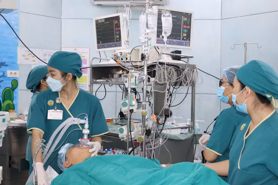 Ê-kíp thực hiện ghép gan của Bệnh viện Nhi đồng 2. (Ảnh: BVCC)