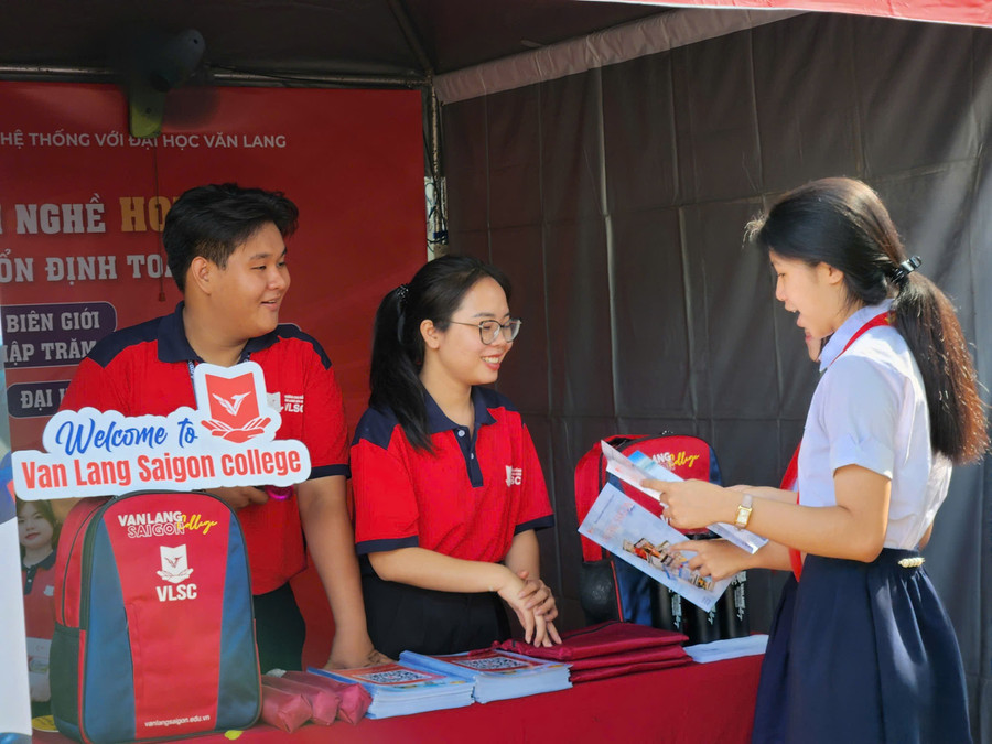 Học sinh tham gia được tư vấn hướng nghiệp tại gian hàng Trường Cao đẳng Văn Lang Sài Gòn. 